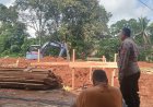 Bhabinkamtibmas Polsek Sukadana Monitoring Pekerjaan Pembangunan Gedung KDMP Ds. Margaharja Kec Sukadana